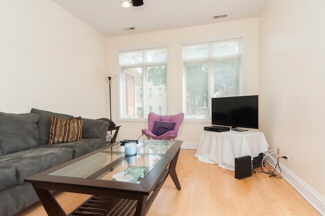 Foto del edificio - 2416 N Greenview Ave