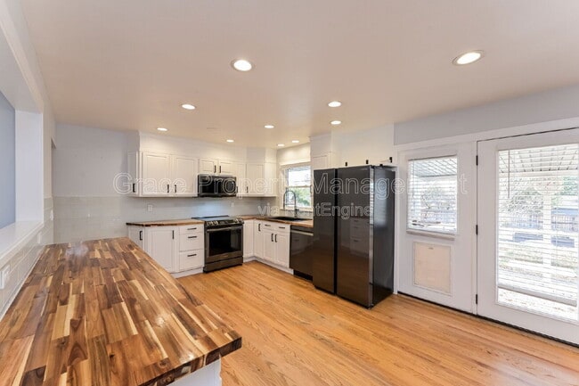 Building Photo - 6186 S Southwood Dr