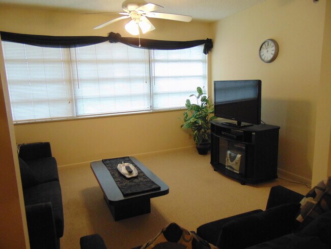 Foto del edificio - 4640 Lucerne Lakes Blvd