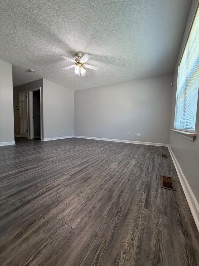 Foto del edificio - 3332 Pinewood Ave