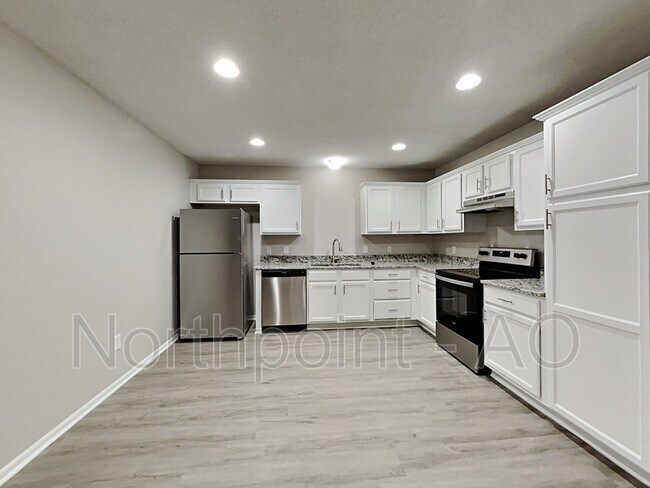 Building Photo - 407 NW Woodbury Dr