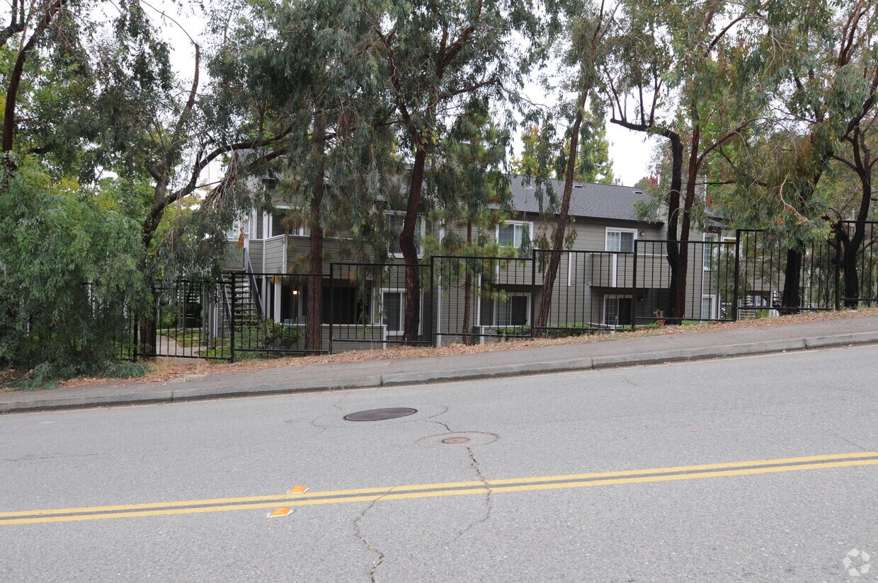 Shadow Woods Apartments Oakland, CA