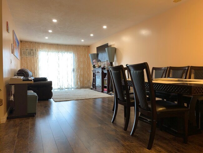 Sala de estar - 379 Huse Rd