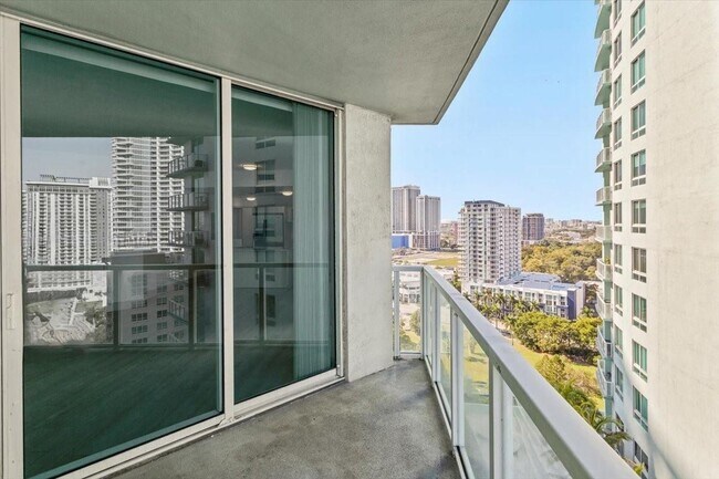 Foto del edificio - 1900 N Bayshore Dr