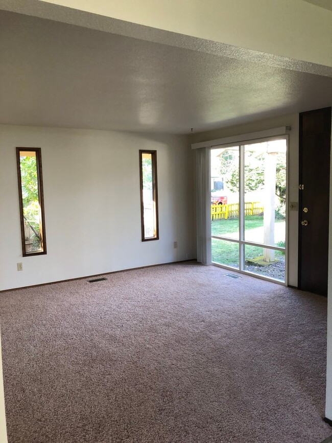 Building Photo - Find Your Sunshine in NW Corvallis! ??