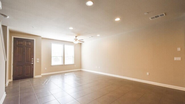 Building Photo - 13800 Lyndhurst St