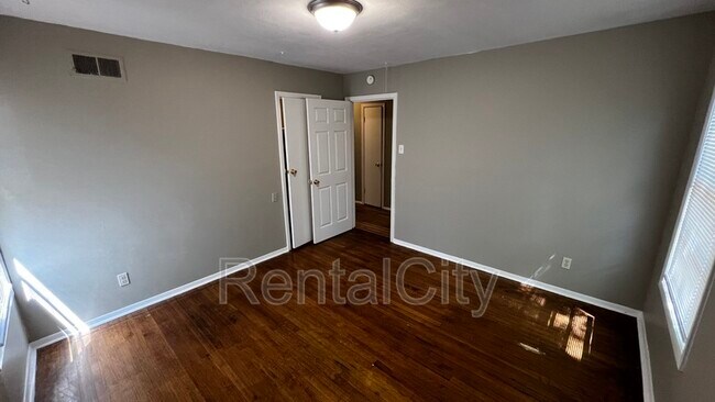 Building Photo - 4859 Scottsdale Ave