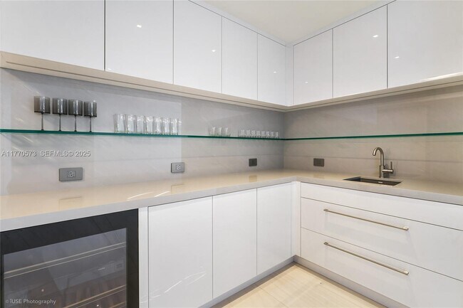 Building Photo - 851 NE 1st Ave