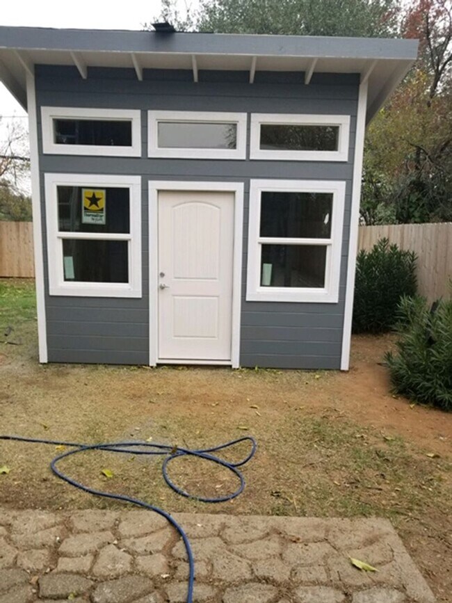 Building Photo - Centrally located beautifully remodeled ho...