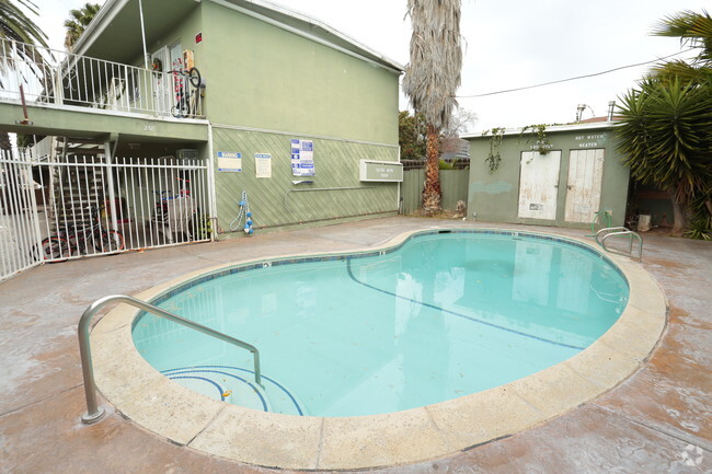 Pool - Vista Garden Apartments