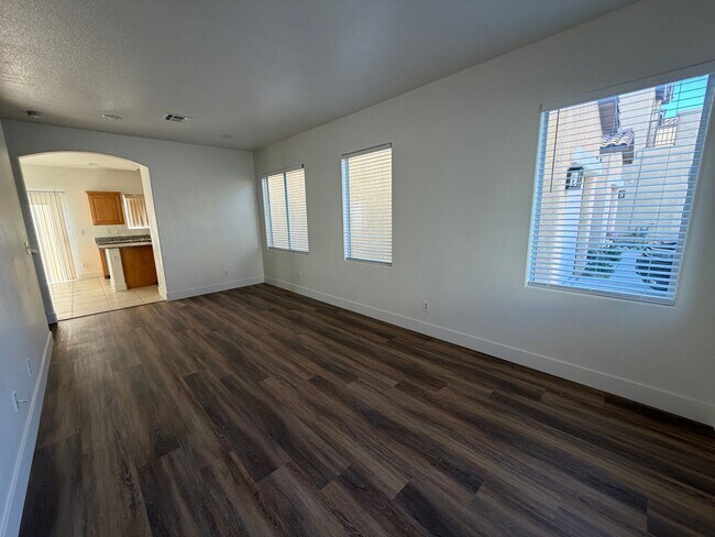 Foto del edificio - 4-bedroom, 2.5-bathroom home Henderson 89052