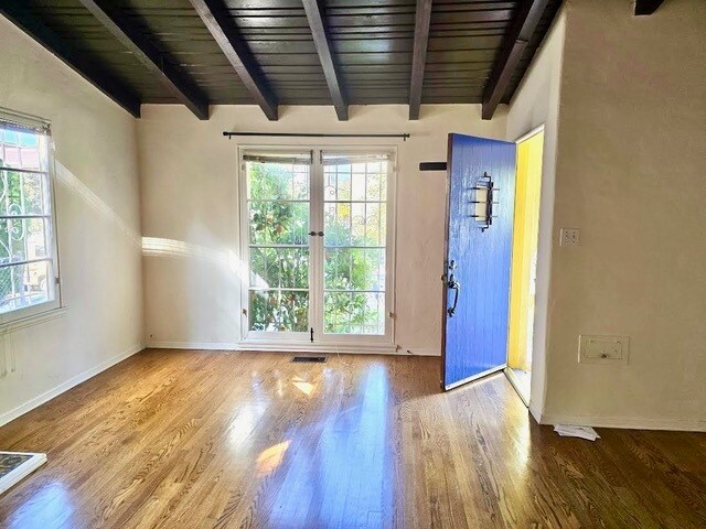 Sala de estar - 616 N Orange Dr