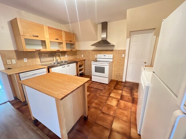 Building Photo - 14 Nelson St