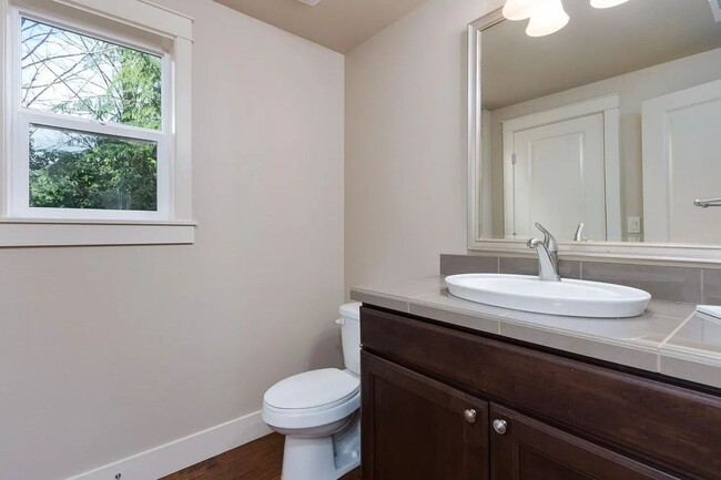 Building Photo - GORGEOUS 5 Bedroom Home in Sammamish