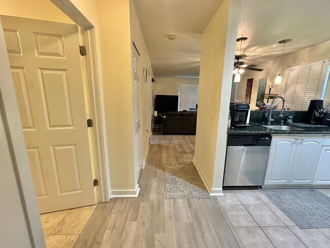 Building Photo - Great Location! Lower Queen Anne Condo