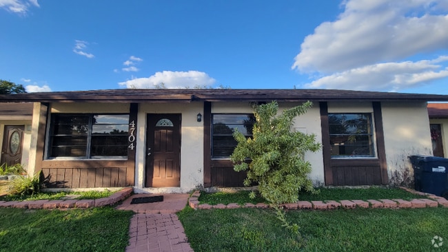 Building Photo - 4704 SW 136th Pl