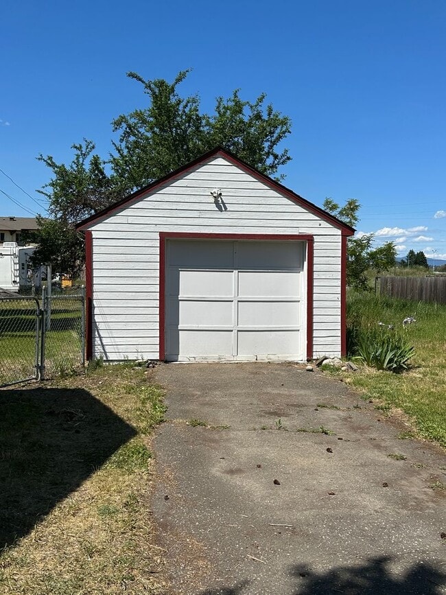 Building Photo - 1 Bedroom rancher house #1133