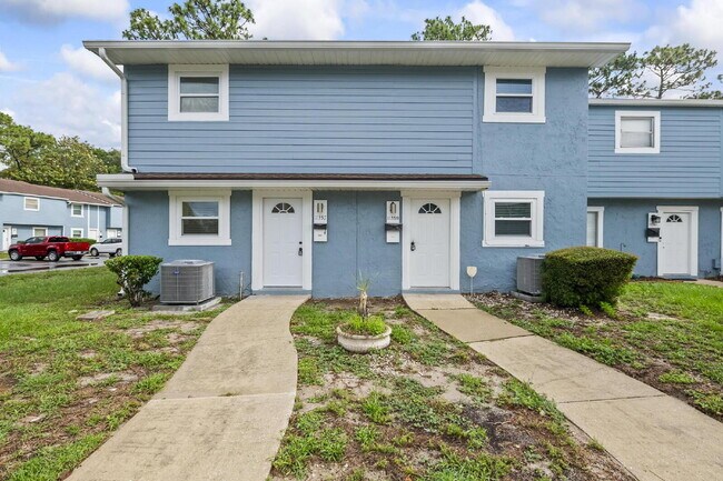 Building Photo - "Charming 2-Bed Townhouse with Modern Comf...