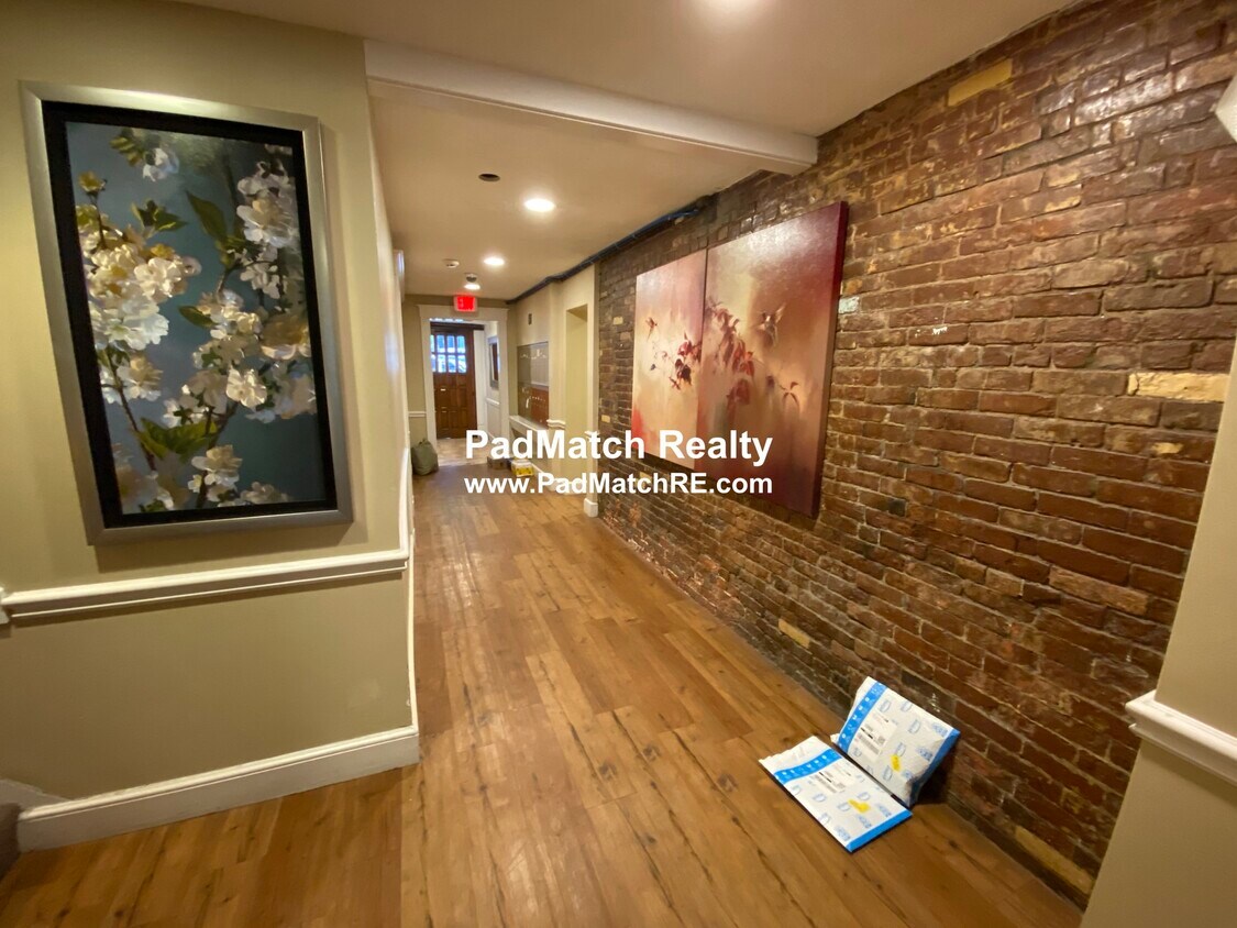 Building Photo - 222 Beacon St