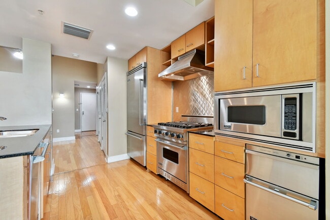 Building Photo - 1120 E Kennedy Blvd