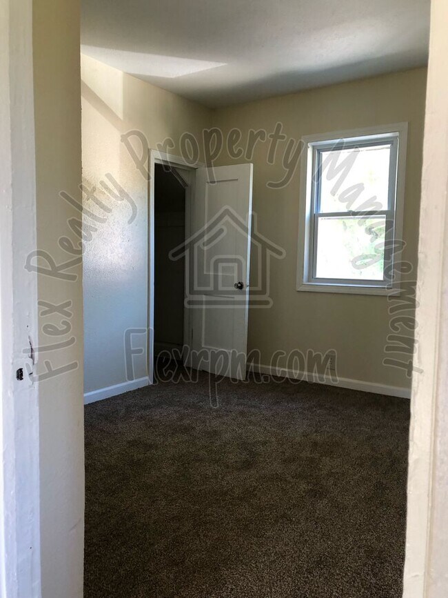 Building Photo - New on The Market....drive by today to take a look!!