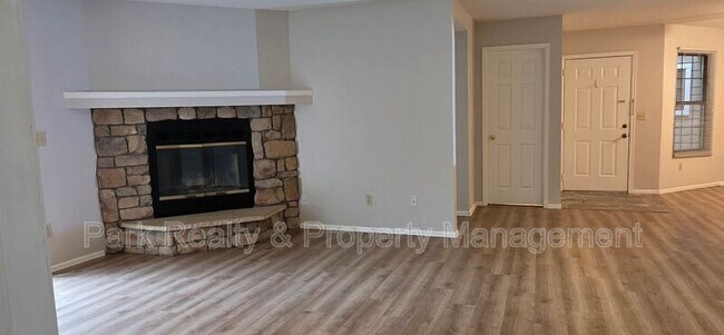 Building Photo - 12024 W Cross Dr