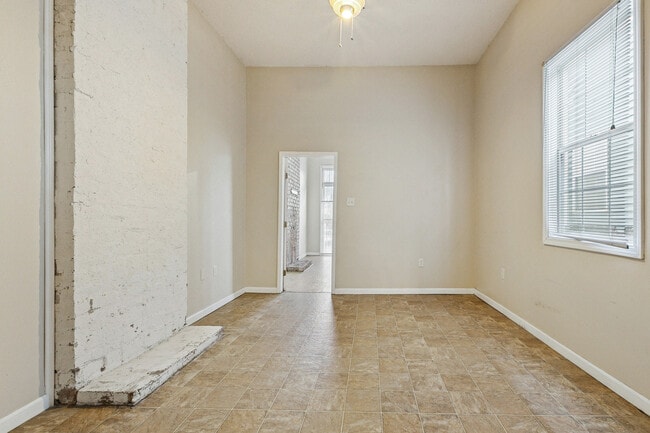 Lado izquierdo de la casa, segunda habitación, una habitación más después de esa hasta llegar a la cocina. - 2920 Philip St