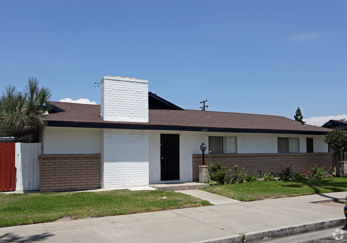 Primary Photo - 2127 E Almont Ave