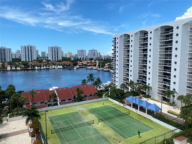 Foto del edificio - 3640 Yacht Club Dr