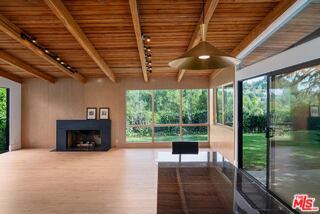 Foto del edificio - 15434 Mulholland Dr