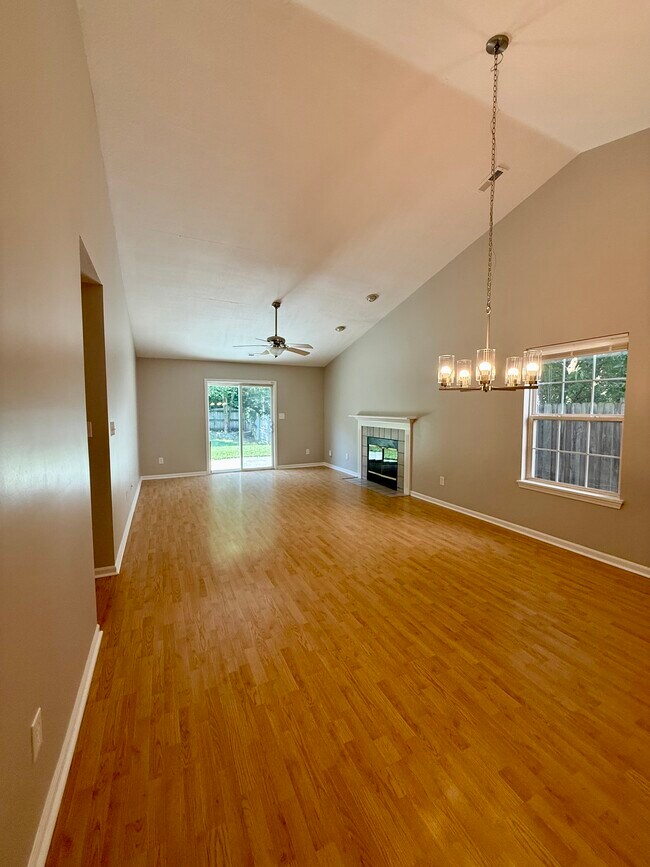 Foto del edificio - 6065 Woodmill Dr