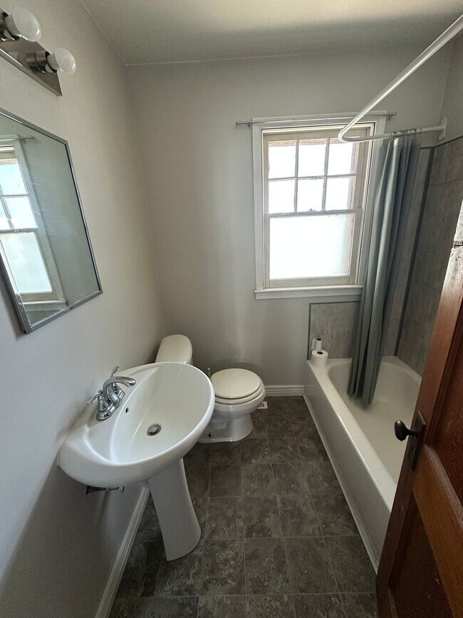 Foto del edificio - 2 bed/1 bath