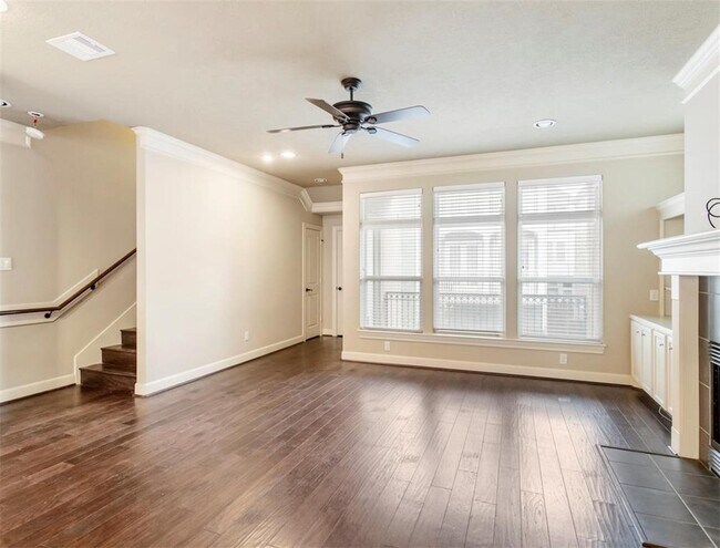 Building Photo - 1325 W 24th St