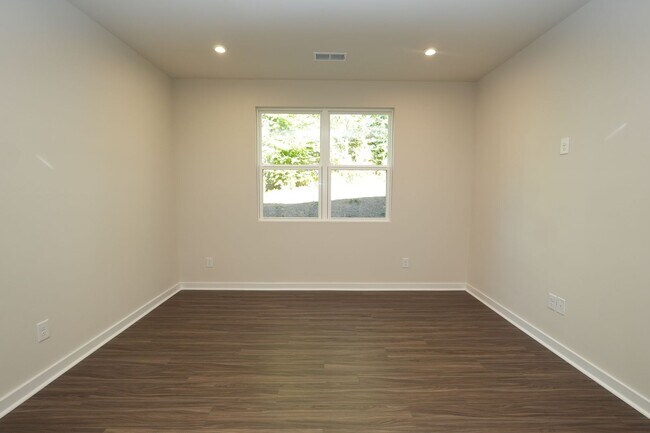 Foto del edificio - Coming Soon! 3 BR/3BA | New Toll Brothers Townhome | 1-Car Garage Parking | In Charlotte!