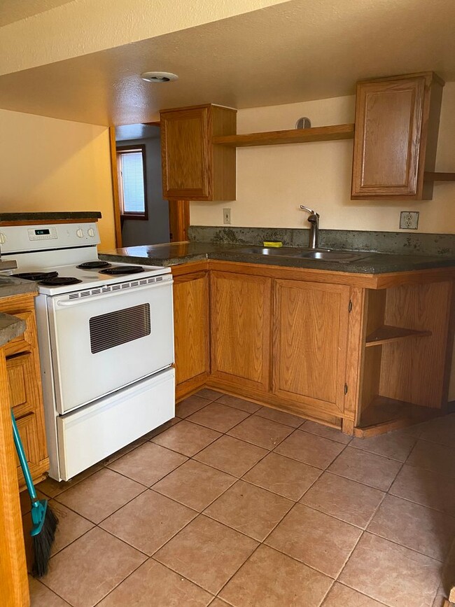 Building Photo - Midtown Three Bedroom Basement Space for R...