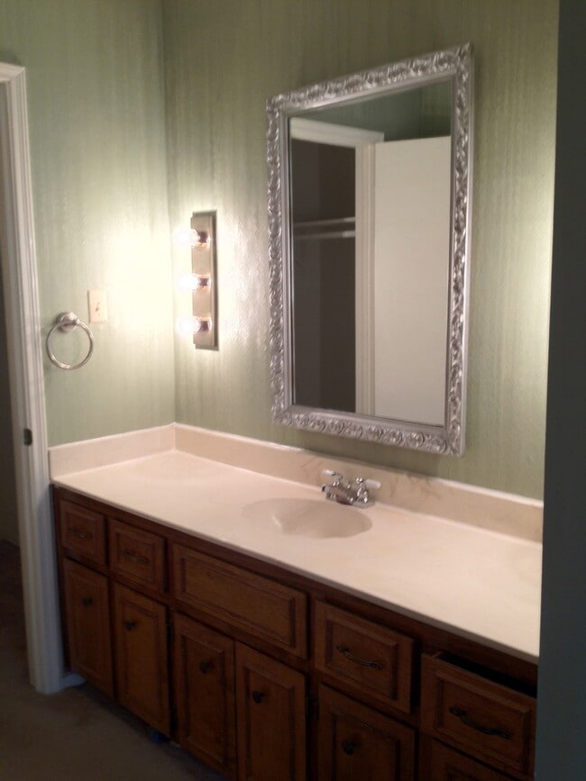 Building Photo - Townhome