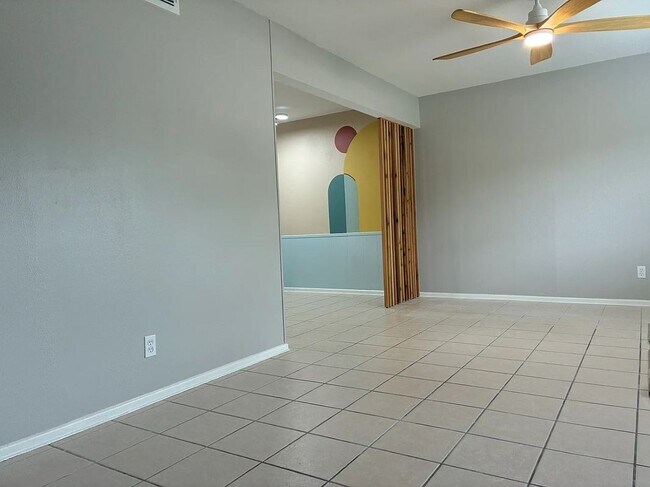 Foto del edificio - 105 W Silver Sands Dr