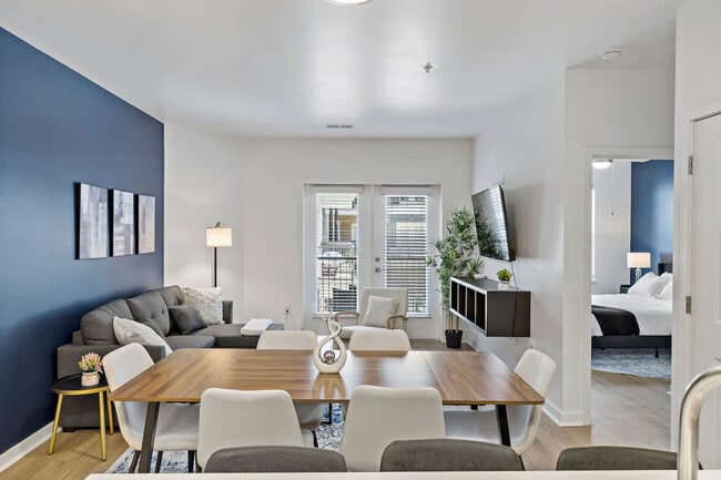 Building Photo - 205 S Kings Dr