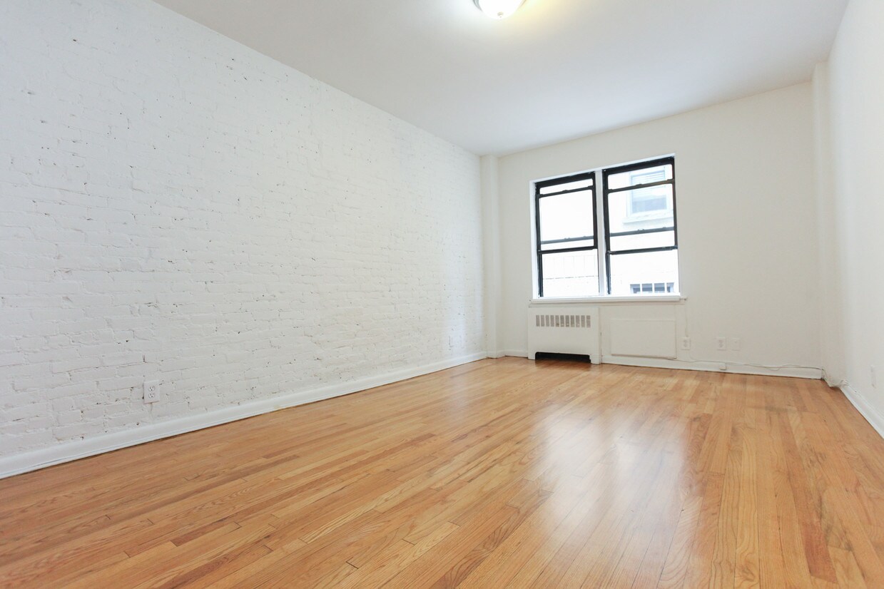 Primary Photo - 244 E 74th St