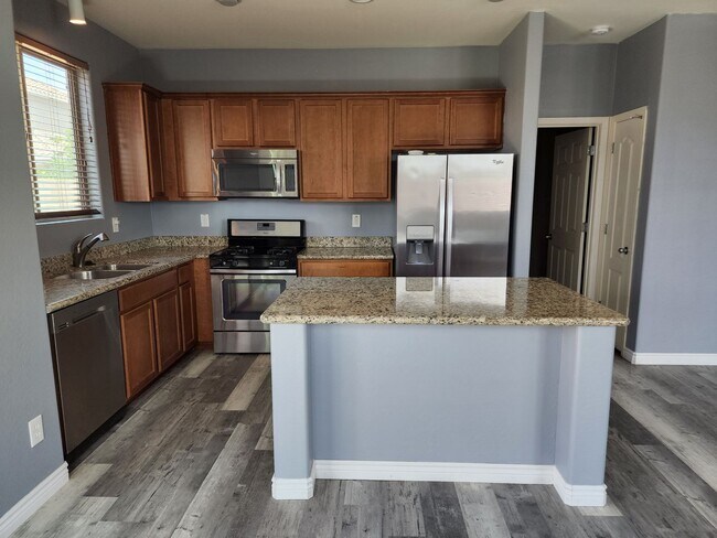 Building Photo - Rare 4 bedroom, 2 bathroom single level Qu...
