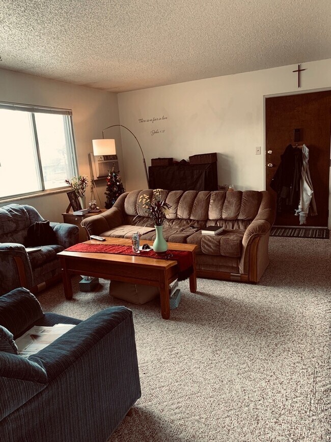 Foto del edificio - Beautiful Two Bedroom, One Bath Apartment ...