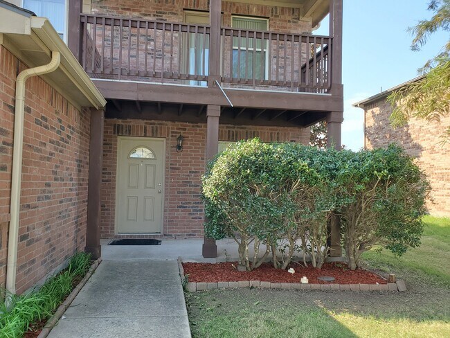 Foto del edificio - 2313 Emerald Ln