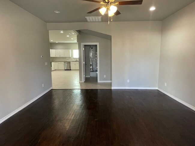 Building Photo - 810 Seven Oaks Rd