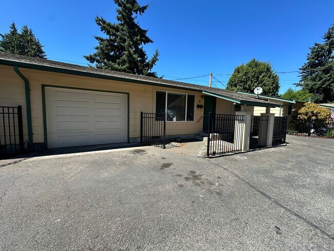 Building Photo - upgraded 2 bedroom 1 bath condo in downtow...