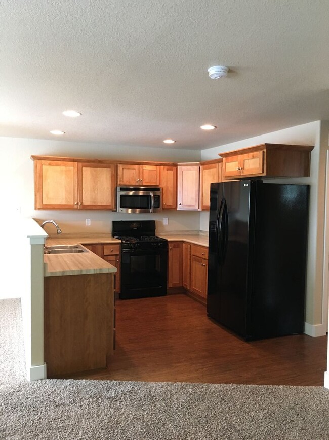 Building Photo - NEWER RENTAL AVAILABLE June 2025-3bed/3.5b...