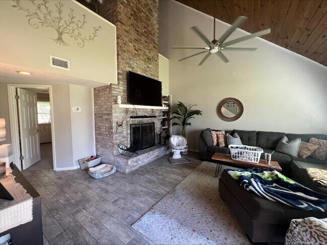 Building Photo - 352 Sailfish Dr