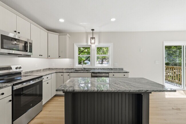 kit- abierto a LR - 185 Woodland Ave