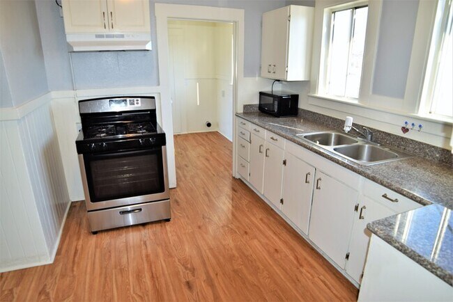 Foto del edificio - Room For Rent Near MIIS