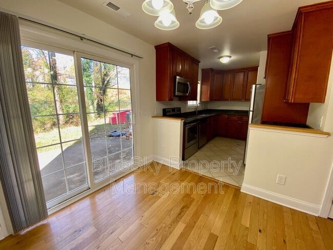 Building Photo - 109 Longwood Dr