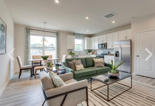 Building Photo - Three Bedroom Three Bath Home